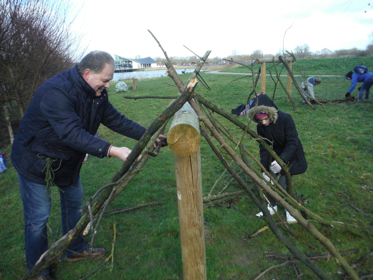 RingsteadSchool's tweet photo. #LionsClass and #MonkeysClass made some incredible shelters at Stanwick Lakes today! It was such a good day! Thanks Dan for showing us how to make them https://t.co/kS9IkBVdmX