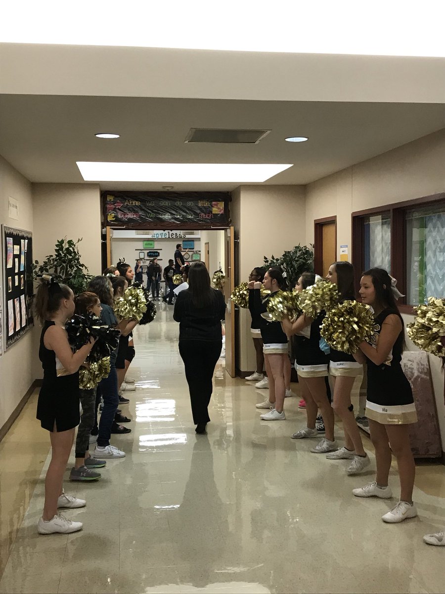 yolanda_wallace's tweet photo. Go time! @TheLeaderinMe Symposium site visit!! @PrairieViewES https://t.co/DxBXZuqVDT