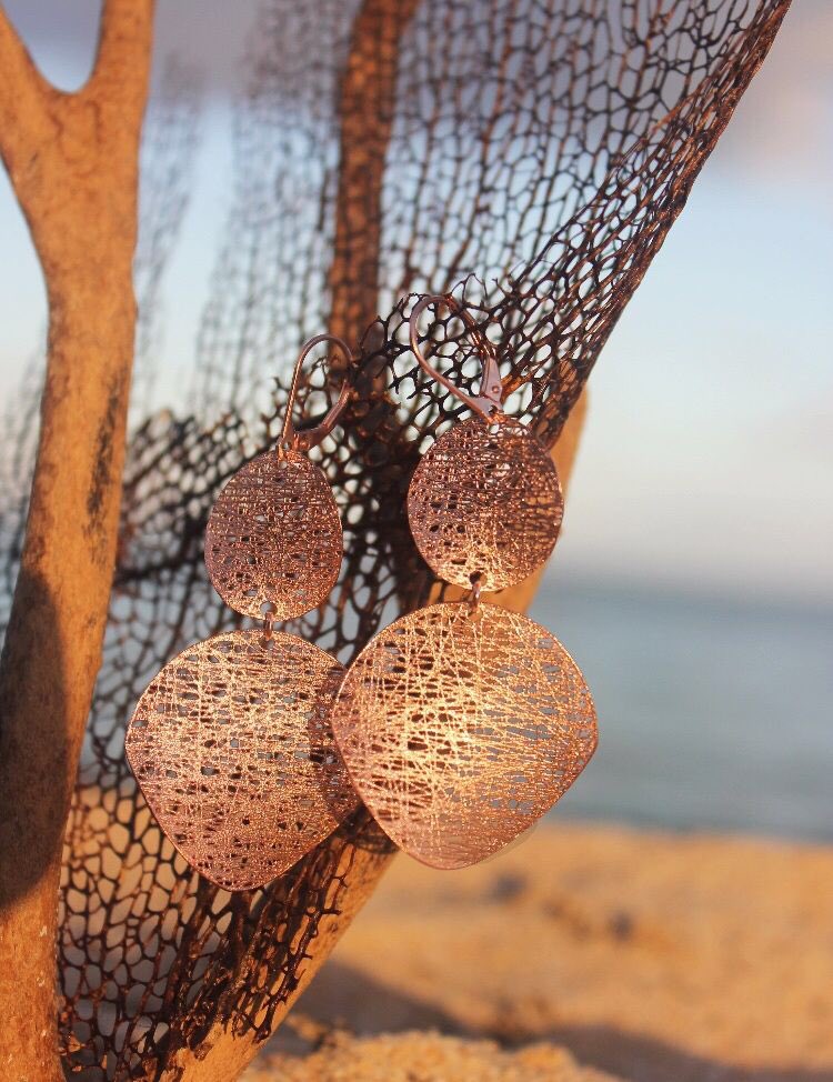 DavidroseStudio's tweet photo. Ocean Opulence 💫⠀
Our Double Drop Sea Fan earrings are designed with #RoseGold &amp; #Gold ⠀
Shop now by sending us a message or email dream@davidrosestudio.com #DavidroseStudio #Bermuda https://t.co/QydL3WMaNr