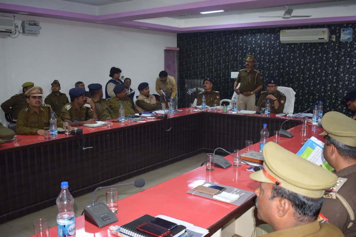 firozabadpolice's tweet photo. #uppolice जिलाधिकारी व पुलिस अधीक्षक फिरोजाबाद अपराध गोष्ठी के दौरान प्रभारी निरीक्षक/थानाध्यक्षो को आवश्यक दिशा निर्देश देते हुए। @Uppolice @adgzoneagra @igrangeagra https://t.co/gfCNlTKbXd