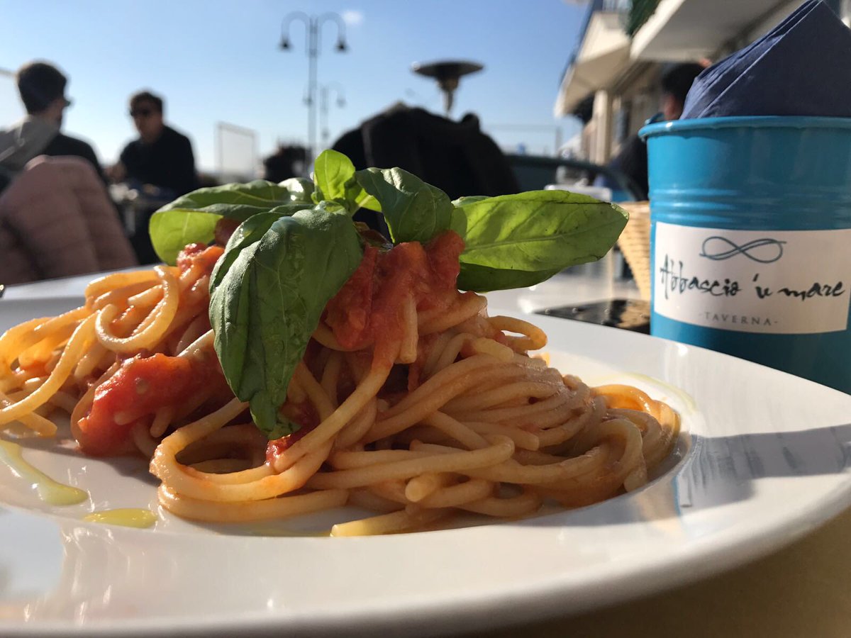 marcofoodguide's tweet photo. Un semplicissimo spaghetto al pomodorino e qll basilico che rende il piatto ancora più #magico ... @abbascio_u_mare l’artefice di qst delizia!!! https://t.co/PqRlwWsCa1