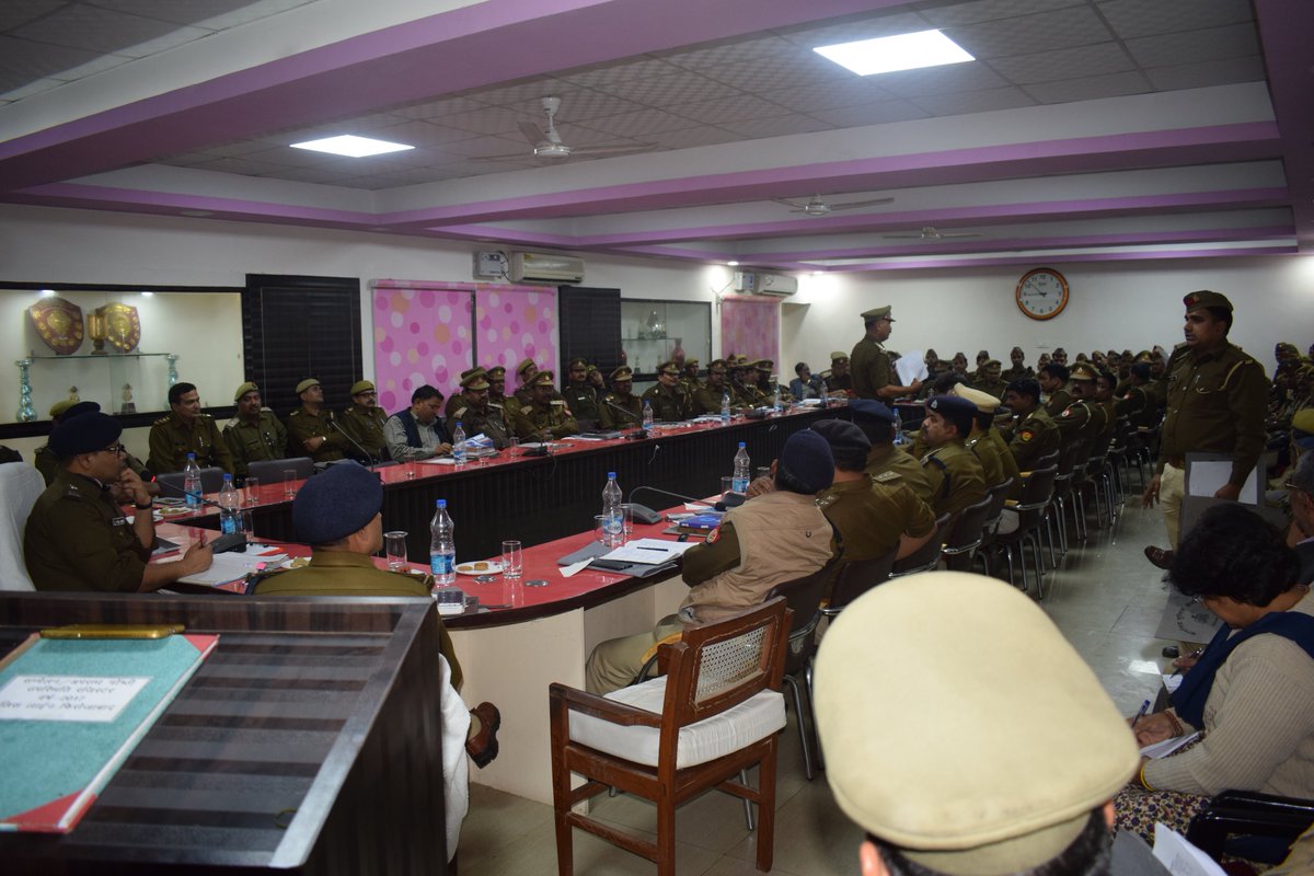 firozabadpolice's tweet photo. #uppolice जिलाधिकारी व पुलिस अधीक्षक फिरोजाबाद अपराध गोष्ठी के दौरान प्रभारी निरीक्षक/थानाध्यक्षो को आवश्यक दिशा निर्देश देते हुए। @Uppolice @adgzoneagra @igrangeagra https://t.co/gfCNlTKbXd