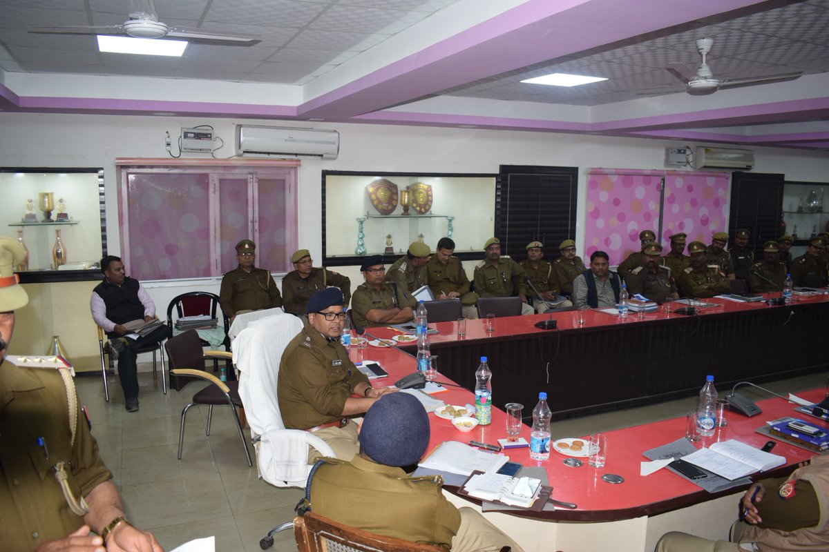 firozabadpolice's tweet photo. #uppolice जिलाधिकारी व पुलिस अधीक्षक फिरोजाबाद अपराध गोष्ठी के दौरान प्रभारी निरीक्षक/थानाध्यक्षो को आवश्यक दिशा निर्देश देते हुए। @Uppolice @adgzoneagra @igrangeagra https://t.co/gfCNlTKbXd