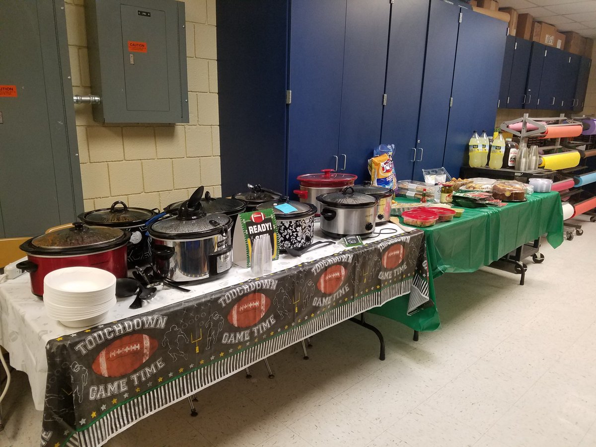 swroach80's tweet photo. A touchdown for the teachers @PineValleyElem as the @TopTigerPTA volunteers provided a "Soup-er Bowl Chili Luncheon" #chili #volunteers https://t.co/iPoxAJaDjq
