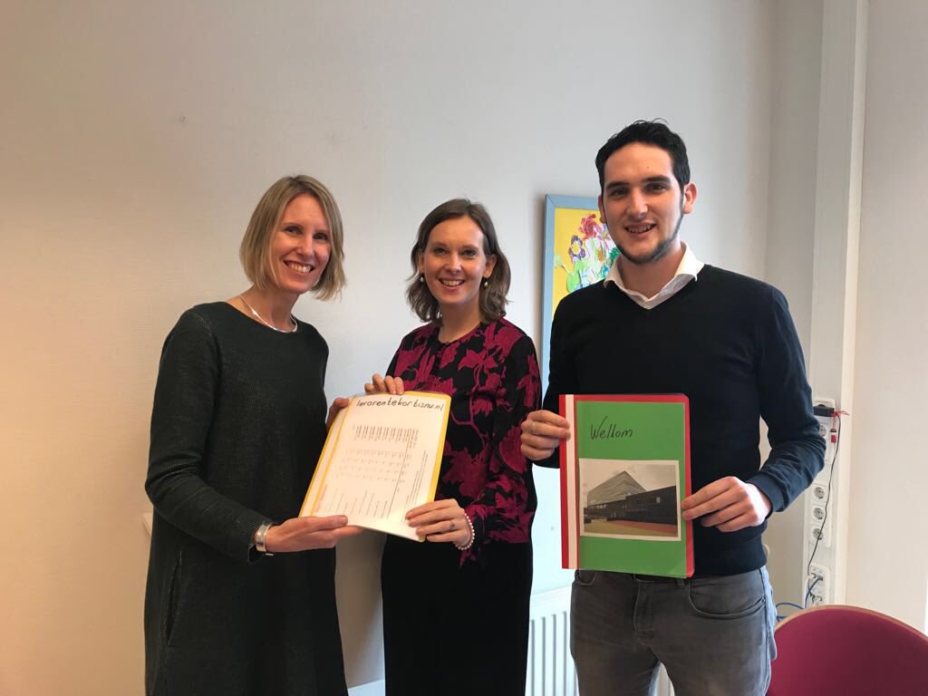 AnnekeDijkstra_'s tweet photo. We blijven op de bres staan! Totdat elk kind, elke dag goed onderwijs krijgt. @POinactie Lerarentekort is enorm. Het weekoverzicht en aantallen van https://t.co/SX6i2yfAGd aan @StienekevdGraaf overgedragen voor @MinOCW https://t.co/HXMbeCiOBl