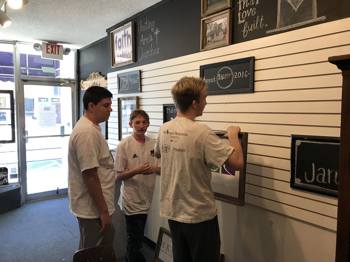 StRoseHouse's tweet photo. Service Day In Action!! #StRoseRocks #GriffinServiceDay2018 #ServingtheCultureOfLife #FMCHS https://t.co/QD3dlzIG9j