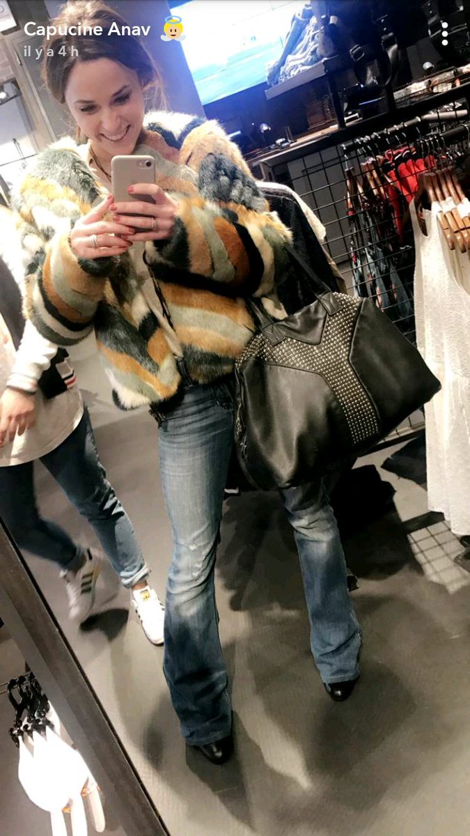 FCOCapucineAnav's tweet photo. SNAP: Ce week end, c'est retour au sources du côté de Lyon pour @CapucineAnav ☺
#Capucine #SNAPDECAPUCINE https://t.co/mik8P5ufow
