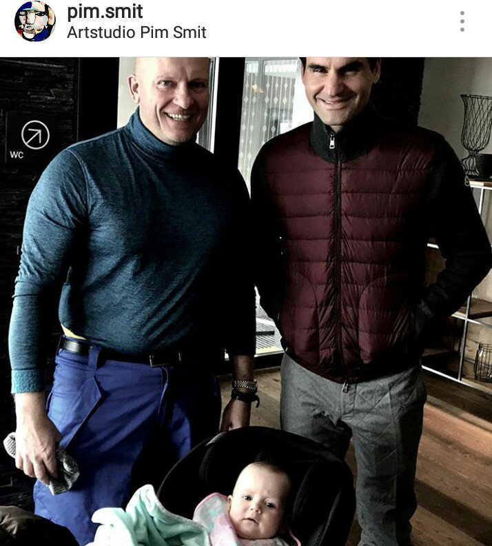 kah22jad's tweet photo. Small talk with Roger Federer about my Art Meets Sport Project. My daughter Emma know the result! 😃👨🎨💪🏻👍🏼 #RogerFederer #pimsmit #art #sport https://t.co/R5ayjZg0An