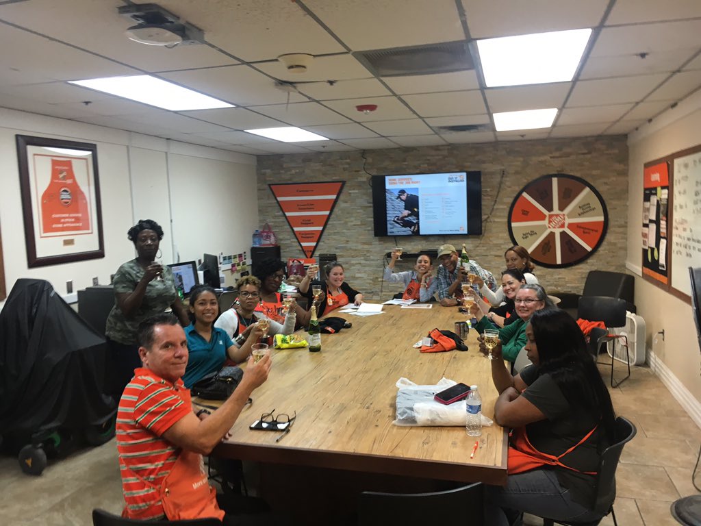 giron86's tweet image. Specialty Team Celebrating the fiscal year !!! 🤑🍾#toanewbegining #specialtytuesday