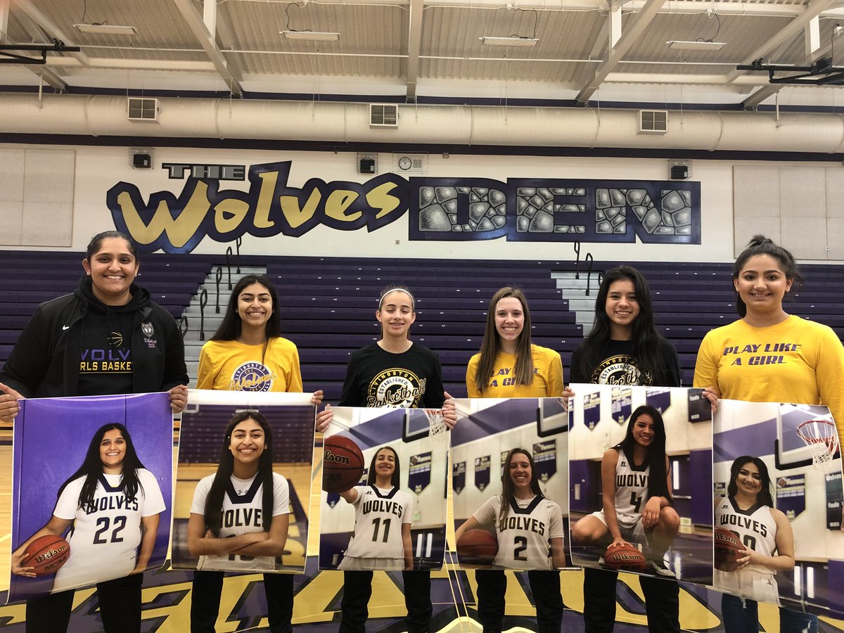 Nina_Garcia33's tweet photo. Senior Night was a success! #PupsToWolves 🐺🏀 https://t.co/h9puSEbap8