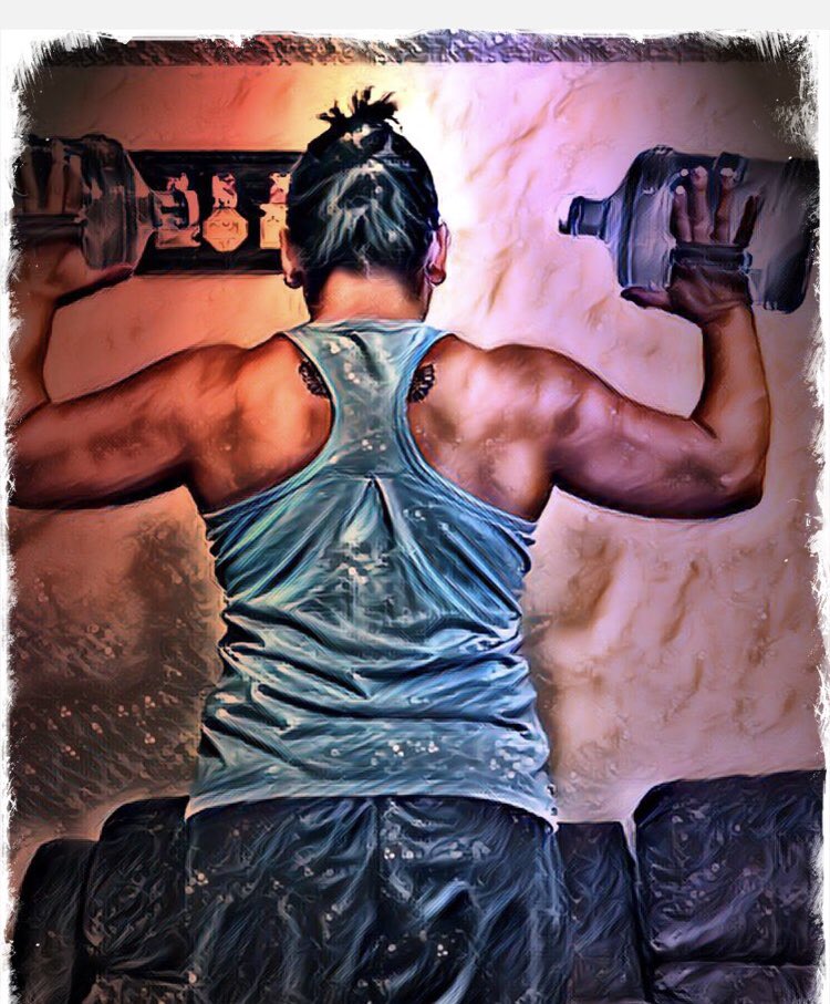 LiftingHard's tweet photo. Improvising a home workout with gallon water jugs. #flexfriday #workout #noexcuses #fitfam 😃😃 https://t.co/NMkjkhzHUT