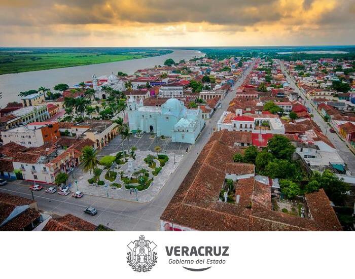 Declarada Patrimonio de la Humanidad por la #UNESCO a orillas del Río Papaloapan, Tlacotalpan, hoy celebra a la Virgen de La Candelaria entre sones, fandango y color.
#CiudadPatrimonio