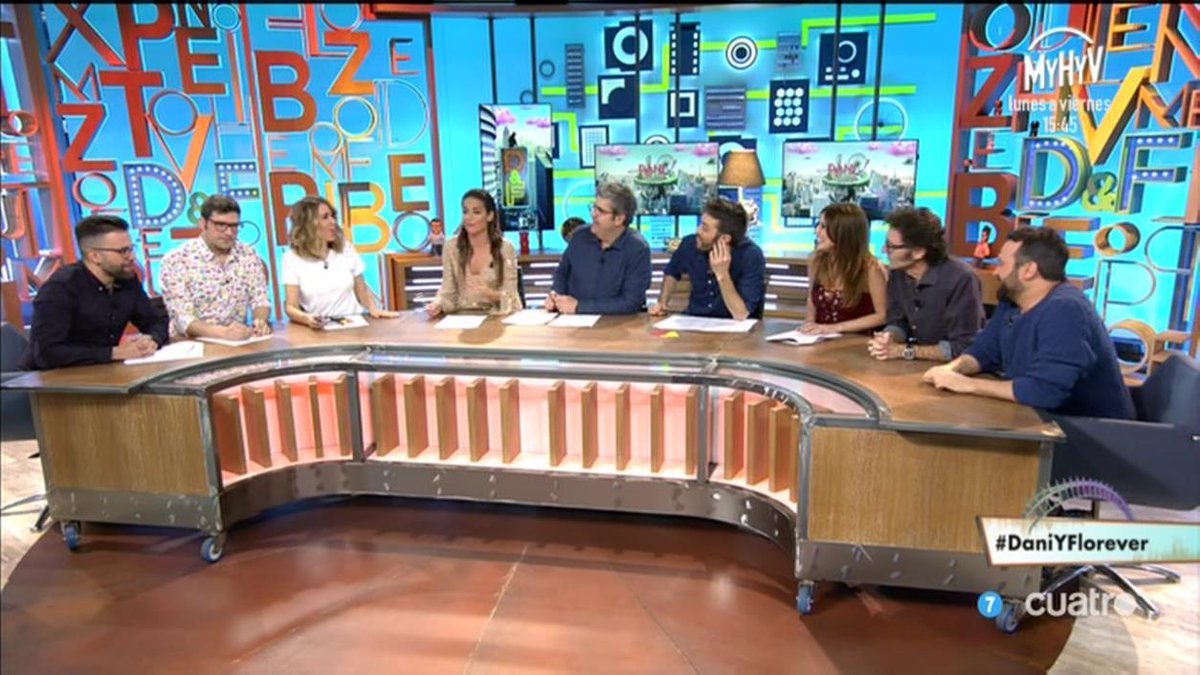 #DaniYFlorever Hoy nos despedimos con TODOS los colaboradores de <a href="/DaniyFloTV/">Dani&Flo</a>: <a href="/Jimeno/">Jimeno</a>, <a href="/NachoGarciaR/">Nacho Garcia</a>, <a href="/maria__gomez/">María Gómez</a>, <a href="/CrisstinaPlaza/">Cristina Plaza</a>, <a href="/javierabascal/">Javier Abascal</a>, <a href="/miguelmartinpui/">Miguel Martin</a> y por supuesto <a href="/laralvarezg/">Lara Álvarez</a>, <a href="/flofdezz/">Florentino Fernández</a> y <a href="/danimartinezweb/">Dani Martínez</a> ❤️ mdia.st/directo4