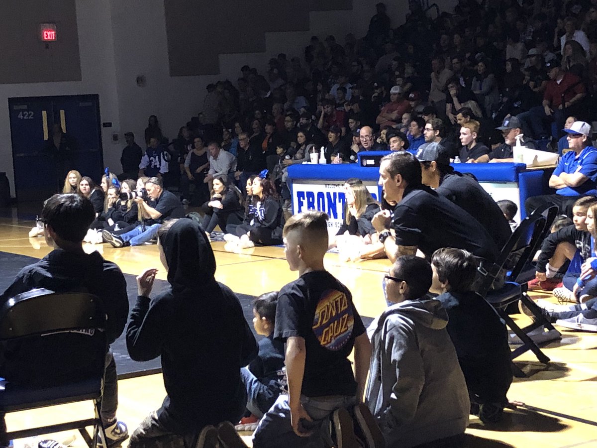 fletchx4's tweet photo. I thought cheerleaders were suppose to cheer? Why did they come, they didn’t do one cheer #sosad #supportyourwrestlers #noschoolspirit #dontbesalty #theyweretoldwhattodo @FrontierTitans https://t.co/qRFeEp9ZmD
