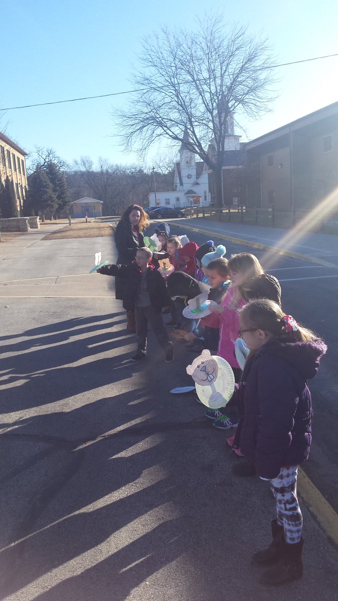 BellGregJr's tweet photo. Ms. McCraw's first grade class @BoscobelSD checking to see if the groundhog will see its shadow. https://t.co/9VbsJZsmMX