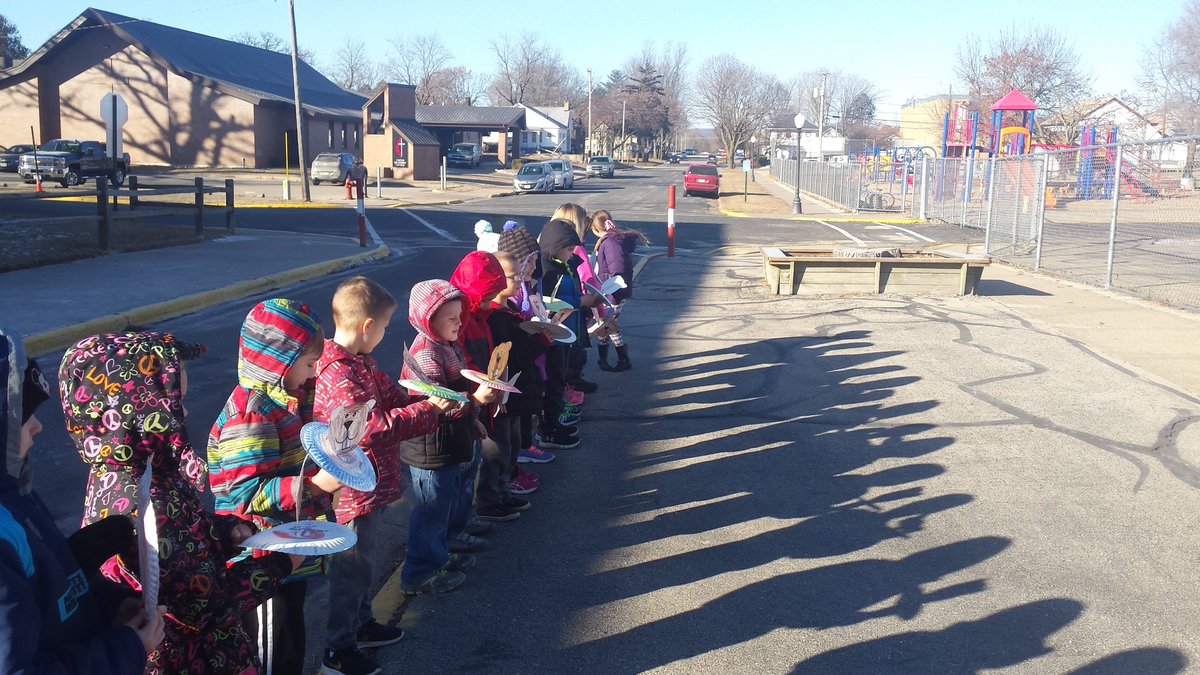 BellGregJr's tweet photo. Ms. McCraw's first grade class @BoscobelSD checking to see if the groundhog will see its shadow. https://t.co/9VbsJZsmMX