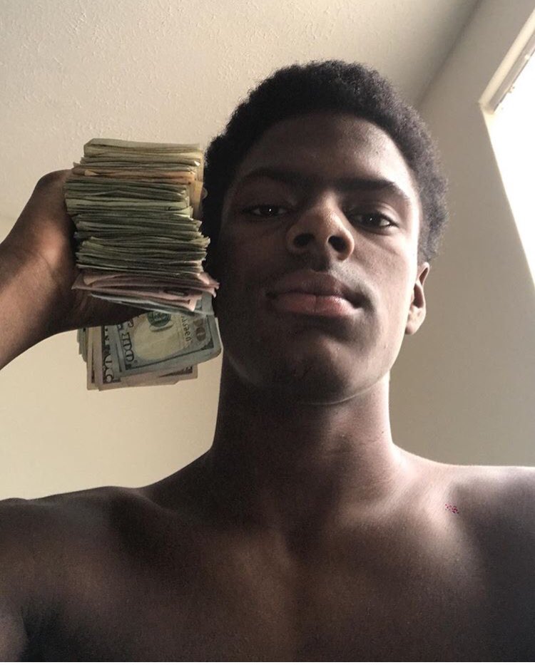 EmillioEscabor1's tweet photo. More heart then Jesus himself. In a sec lil bro #FreeWhoMattersTheMost #FamilyRules 🤫 https://t.co/sq7oOD3eyG