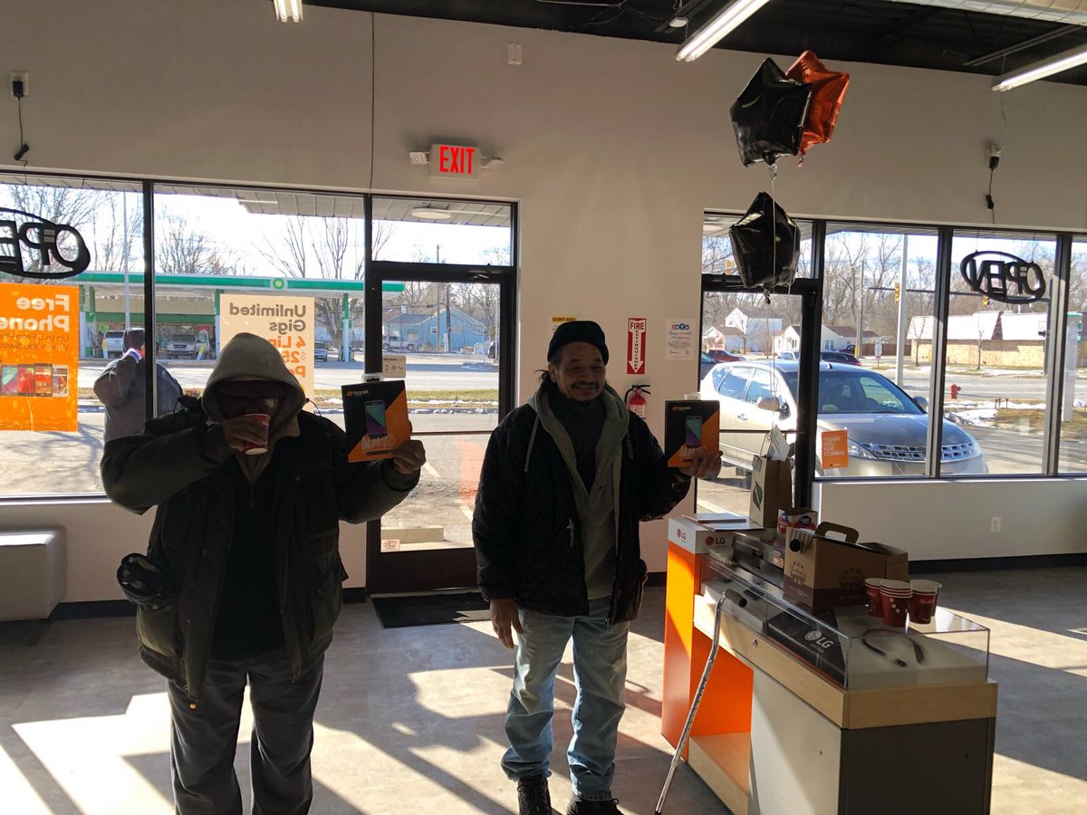 mywirelessusa's tweet photo. Make the switch! Today come in to any @mywirelessusa location we love and appreciate all of our customers @mwsneil @Hanaee1 @mwsmarv @mws_ryan @mwsjose @mwsjulio https://t.co/orwQMAUbZL