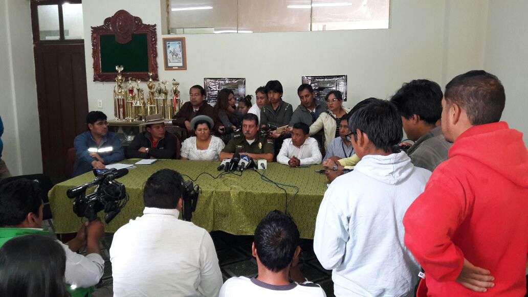 SenadoBolivia's tweet photo. #HOY Los Sen. #HenryChávez #TeresaMiranda #FredyGordy y #ElvioDiaz (Supraestatal), junto a los directores de #EMAGUA, #ANH, #SEGIP, #EMAPA e #INEAF se comprometieron a ayudar a damnificados de las inundaciones en el departamento de #Tarija. https://t.co/fWb2LQW4YD