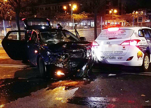 wikiCR's tweet photo. CONDUCTOR BEBIDO hiere a un taxista en un accidente. ¡¡AL VOLANTE 0 ALCOHOL!!😡 https://t.co/crSEM3qpSp https://t.co/HSeGggoqiF