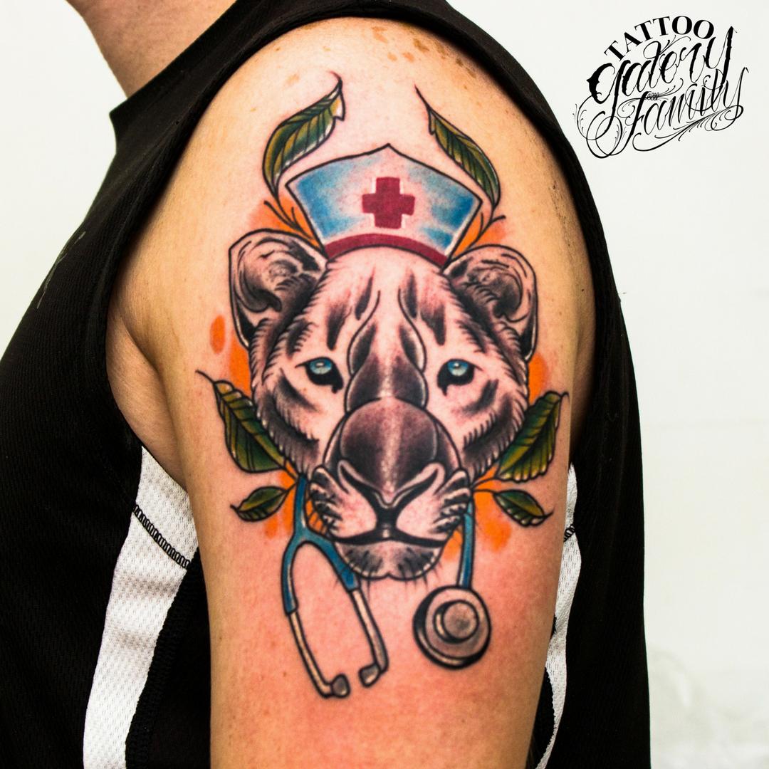 Trabajo realizado por <a href="/erre/">Erre</a>.skin #tattoodesign  #tattoo #tatuaje #Felinos #oldschool #Nurse #oldlines #traditionaltattoo #tatuadoresvenezolanos  #tattoovenezuela #Health #tattoovzla #tattoovenezolano #tatuadoresdevenezuela  #colortattoo