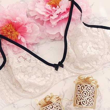 orange_lingerie's tweet photo. Love this tuxedo style Fenway bra that @tailormadeshop sewed up! White and black is such a classic combination.⠀
.⠀
.⠀
.⠀
#orangelingerie #fenwaybra #bramaking #brasewing #sewing #isew #handmadewardrobe #sewingpattern #sewinglingerie #sewistsofinstag… https://t.co/ecI1uvH68b https://t.co/K8uCcO41dv