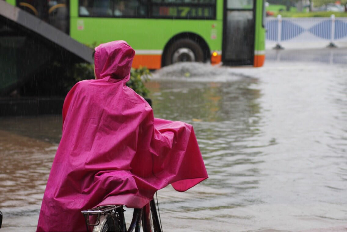 BluCityPlanet's tweet photo. Tenemos que cambiar esta realidad, el agua 💧 tiene que ser gestionada y amiga de los ciudadanos, NUNCA un impedimento para su movilidad #blucity https://t.co/r9zuiaKqBF