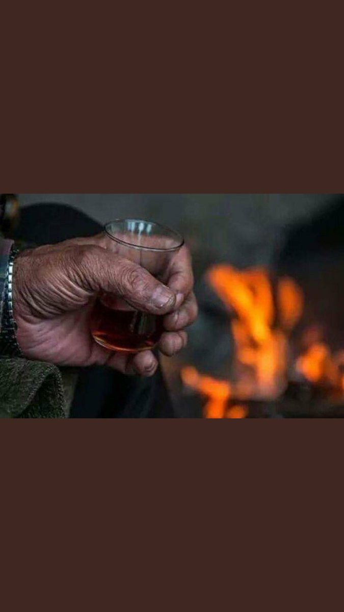 Cay muhabbeti denildimiydi
Çoğumuzun
Dostluk,
Komşuluk,
Birlikte yapılan 
Sohbetleri gelir aklımıza..
Oysa
O çayı yudumlarken nicelerimiz oyle cok dertlerini içlerine akitirlar ki..
Asla isyan yoktur
Cay
Hasbahalinda.

Hayirli geceler
Sağlıklı nefesler
Duanın sahibine emanet olun