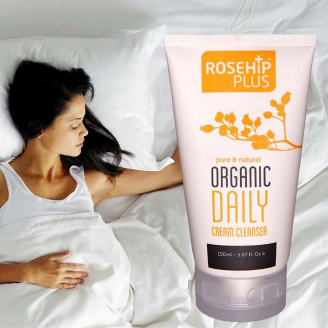 RosehipPLUS_UK's tweet photo. Pillow Talk - no matter how tired you are, removing make-up is a must - unless you like clogged pores and potential anti-bacterial residue on your pillow. Use our Organic Daily Cream Cleanser - no excuse! https://t.co/H899Gr8PMe