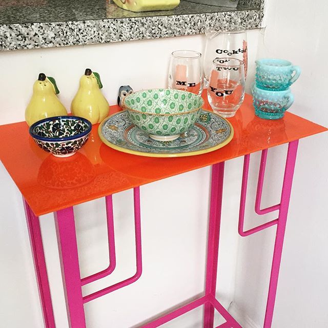 ArtworkByAllyn's tweet image. ✨TGIF✨Cocktails for two, me &amp;amp; you 😉 #kitchenvignette #hotpink #paintyourtable #cocktailglasses #vintage #ceramics  #dervta #italianplate #anthropologiebowl #bluemilkglass #pears #pinkandorange 🍸🍷🍹 Cheers 🥂 ift.tt/2ECQIUI