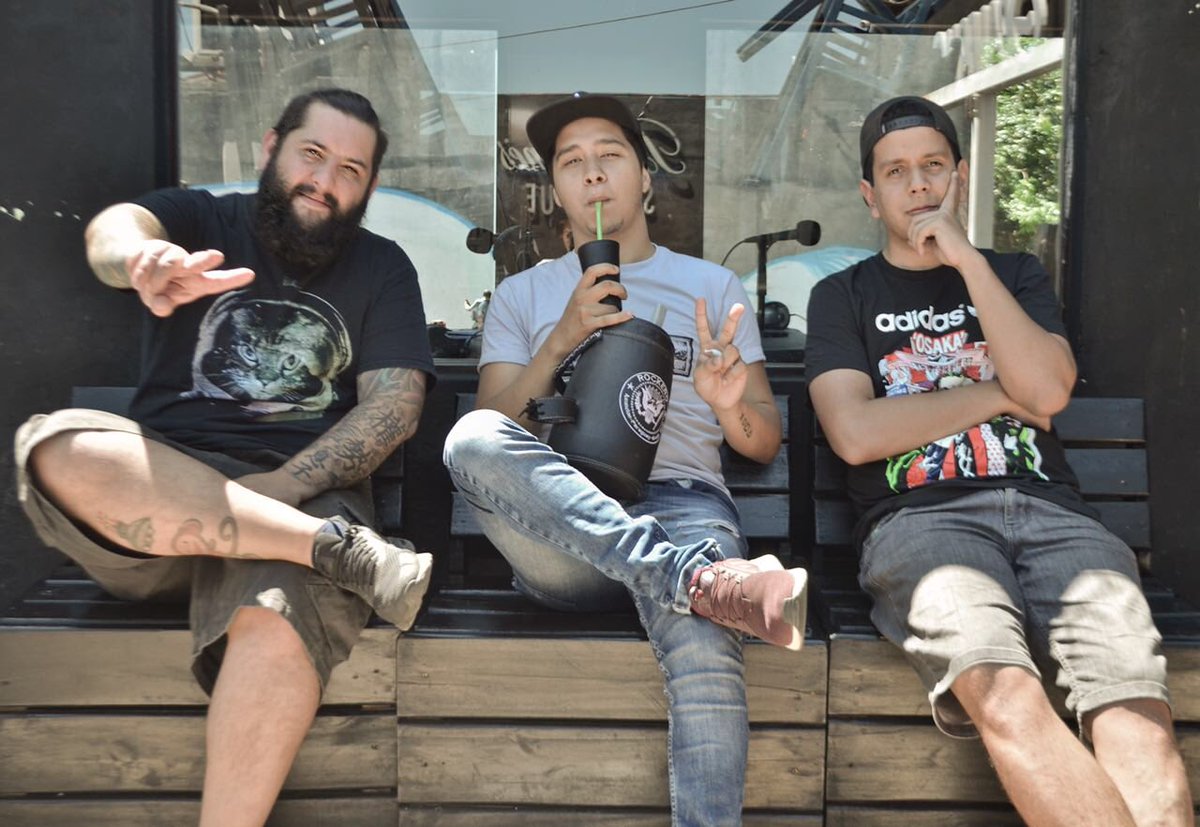 Acompañado de un tereré!
Amena charla nos pegamos en <a href="/radiorockero/">radiorockero</a> con <a href="/racconod/">racco baz</a> quien nos abrió las puertas y cedió un espacio para presentar nuestro nuevo material 🤘🏽 esperamos volver muy pronto a <a href="/rockeropy/">Rockero 🤘🏼</a> #FueraDeLugar ✖