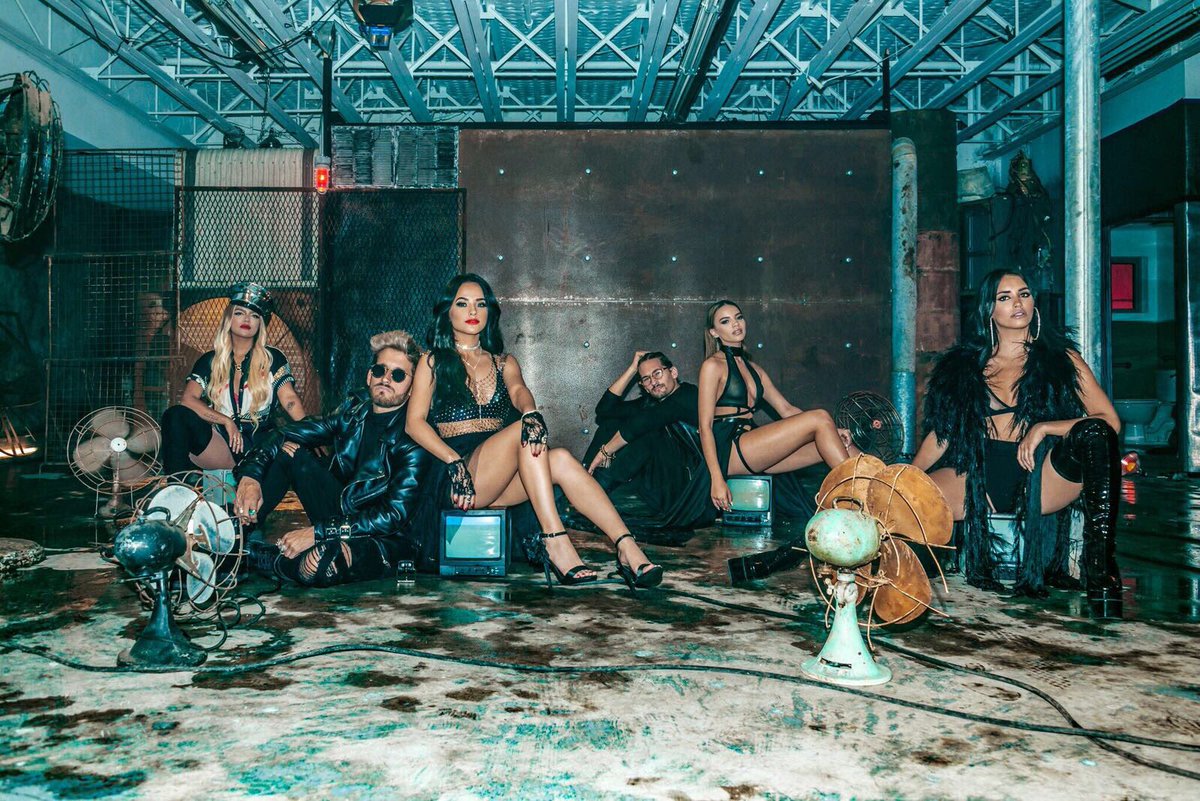 MauYRicky's tweet photo. Empezó la revolución femenina. #MiMalaRemix con estas duras. @karolgmusic @iambeckyg @lesliegrace @laliespos https://t.co/ELScGYM7sq