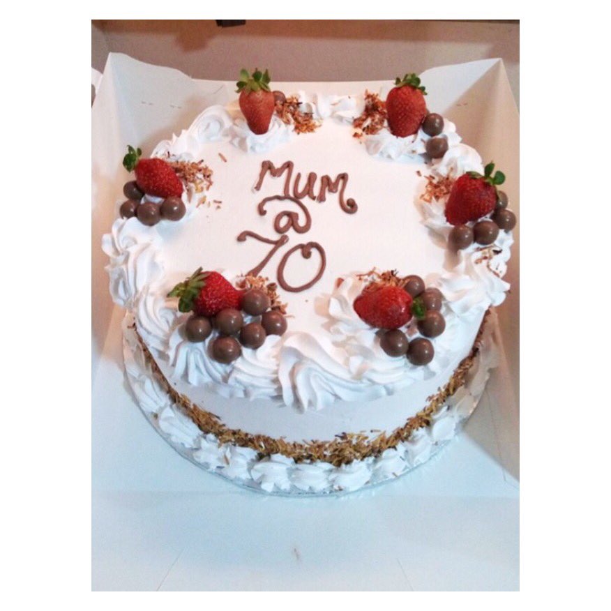 ExquisitoConf's tweet photo. A little treat for a special mother. 

Strawberries and chocolates 😍😍

#chocolates #strawberries #cake #cakes #birthdaycake #coconut #coconutchips https://t.co/Yfp22wJjrL