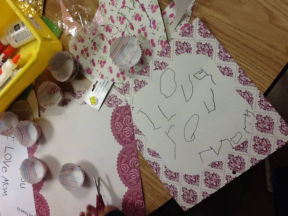 unityheadstart's tweet image. One of our friends plays in the same center everyday . Today he made his way to our center instead and wanted to write a letter!! So awesome to see #scpsi