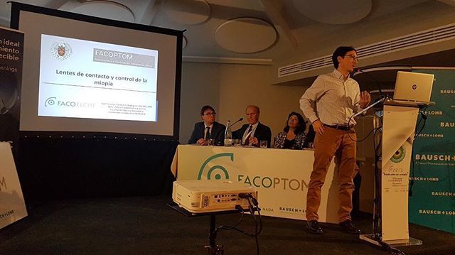 oo_org's tweet photo. Gonzalo Carracedo hablando de orto-K en #facoelche #facoptom #optometristas #opticos https://t.co/rnFZ0NmYvg https://t.co/kbjg2UpYXq