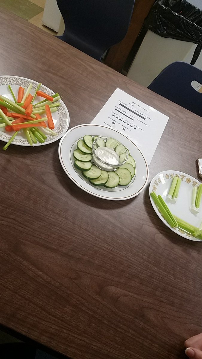 bhsmrssal's tweet photo. The best way to end the week-with shortened classes...Veggie platters!Working on 5 different types of cuts🔪😁#eatyourveggies #room324 #salsclass #proudteacher https://t.co/Orr7quxAu6