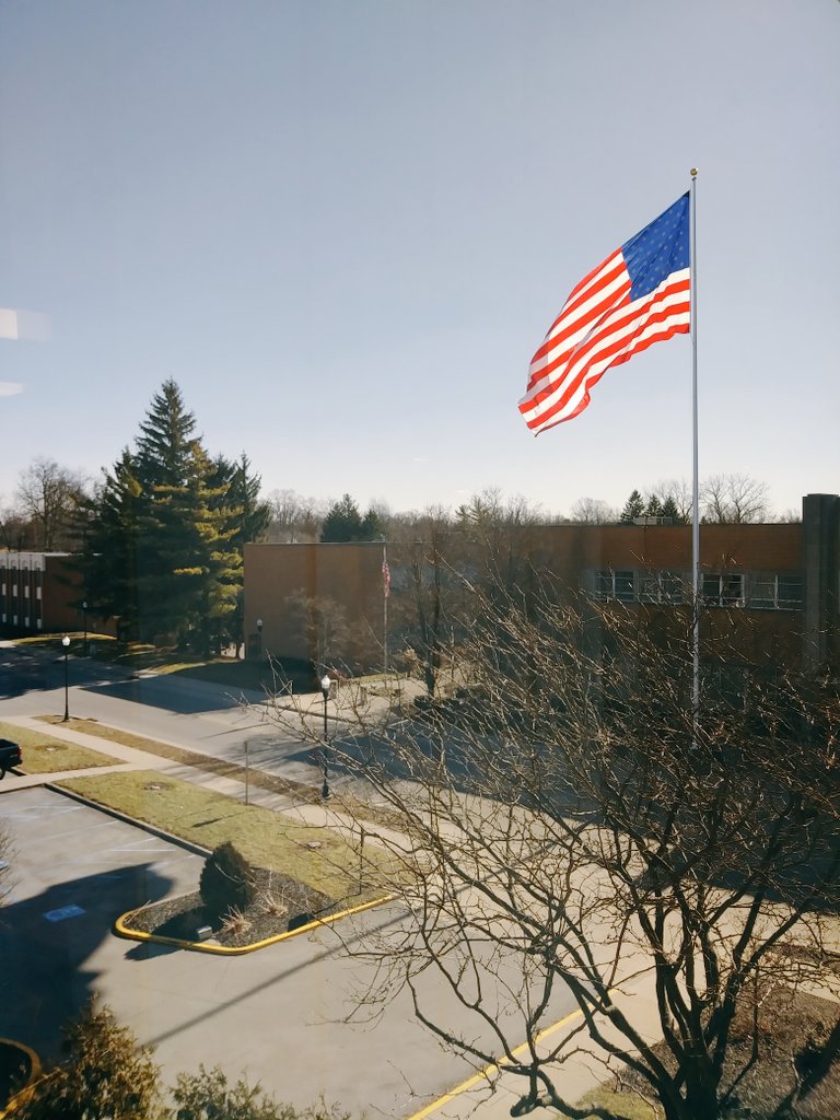 TheBigFlagAU's tweet photo. *FLAP*FLAP*FLAP*
It's a cold day out there, but I'm still standing to keep the heart of every American warm!
#MyAUstory #bigflags #coldbutwarm https://t.co/1O50IJwxIO
