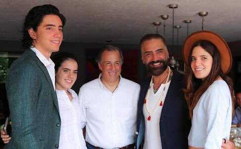 JoseAMeadeK's tweet photo. Mi amistad con él viene de tiempo atrás. En @SEDESOL_mx, a través de su fundación, trabajamos juntos en favor de niños de bajos recursos, madres solteras y adultos mayores. ¡Felicidades por tu compromiso social, @alexoficial! https://t.co/va14JoudIy