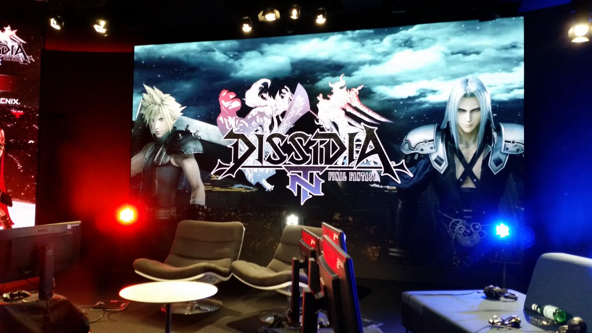 JRlegenie's tweet photo. Je pense que je peux pas être plus près pour la #DissidiaArena ! XD https://t.co/IsakZ00j4U