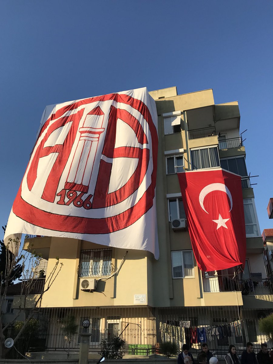 Biz renklerin kardeşliğine inandık ama en çokta iki renge gönül bağladık. Kırmızı ve Beyaz. Bizim için bir Türkiye vardır. Bir de Antalyaspor. #kenetlenAntalyasporlu #Antalyaspor