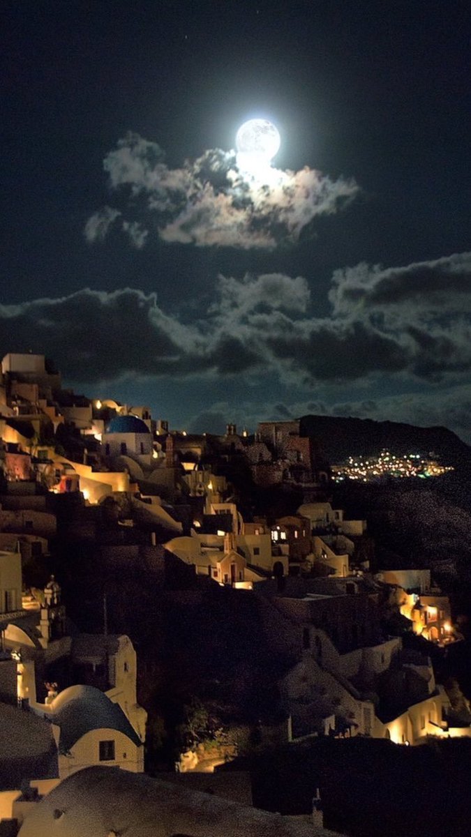Artfn7's tweet photo. ساعات اللّيل المتأخرة في سانتوريني 🌌💫 https://t.co/FjP8bxM3Hu