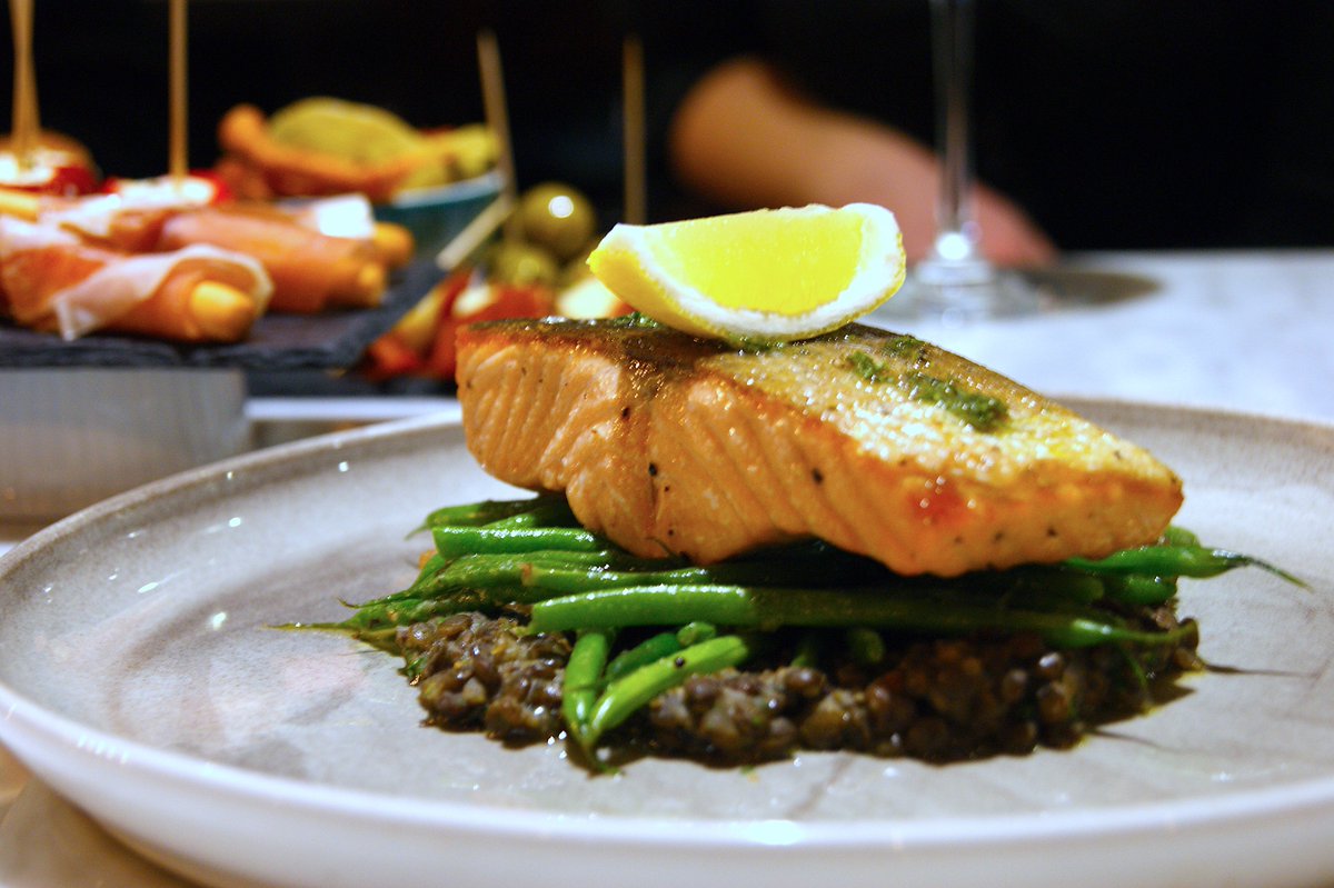 straightNpiano's tweet photo. Friday Fish Night at The Straight &amp; Narrow 🎣🥂
Order anything from our Catch of the day list and enjoy any bottle of White wine for half price https://t.co/1YFIpExIgA