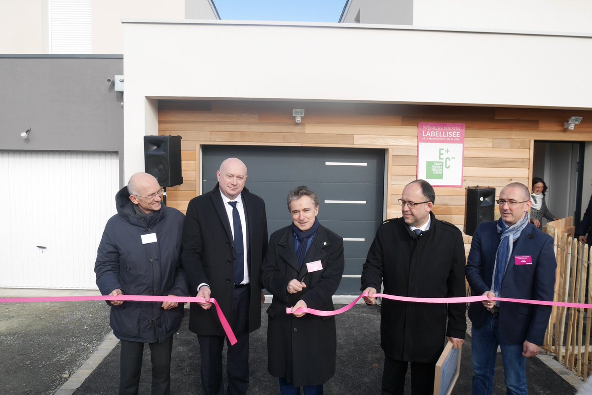 KatellCh's tweet photo. Inauguration ce matin du LAB'HOME réalisé par Maisons Ericlor, 1ère maison labélisée E3C1 Energie Positive &amp; Réduction Carbone en @RCValdeLoire &amp; chauffée au Gaz Naturel ! GRDF est très fier d'avoir participé à ce projet expérimental ! https://t.co/9wtSQjXRJQ