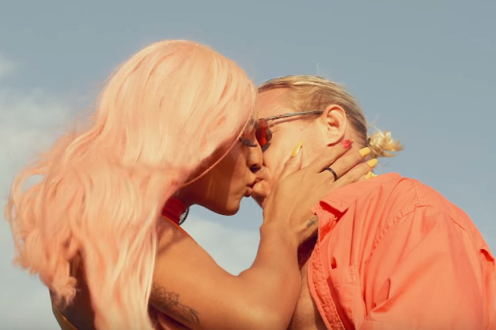 vvnnddyy's tweet photo. primeiro vc faz parodia da musica do daddy, ele te apoia , voce grava um clipe sentando nele depois grava outro beijando ele https://t.co/mLkgh9PjB7