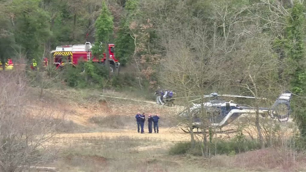 VIDEO - Ce qu’il faut retenir sur le crash entre deux hélicoptères dans le Var qui a fait cinq morts bfmtv.com/mediaplayer/vi…