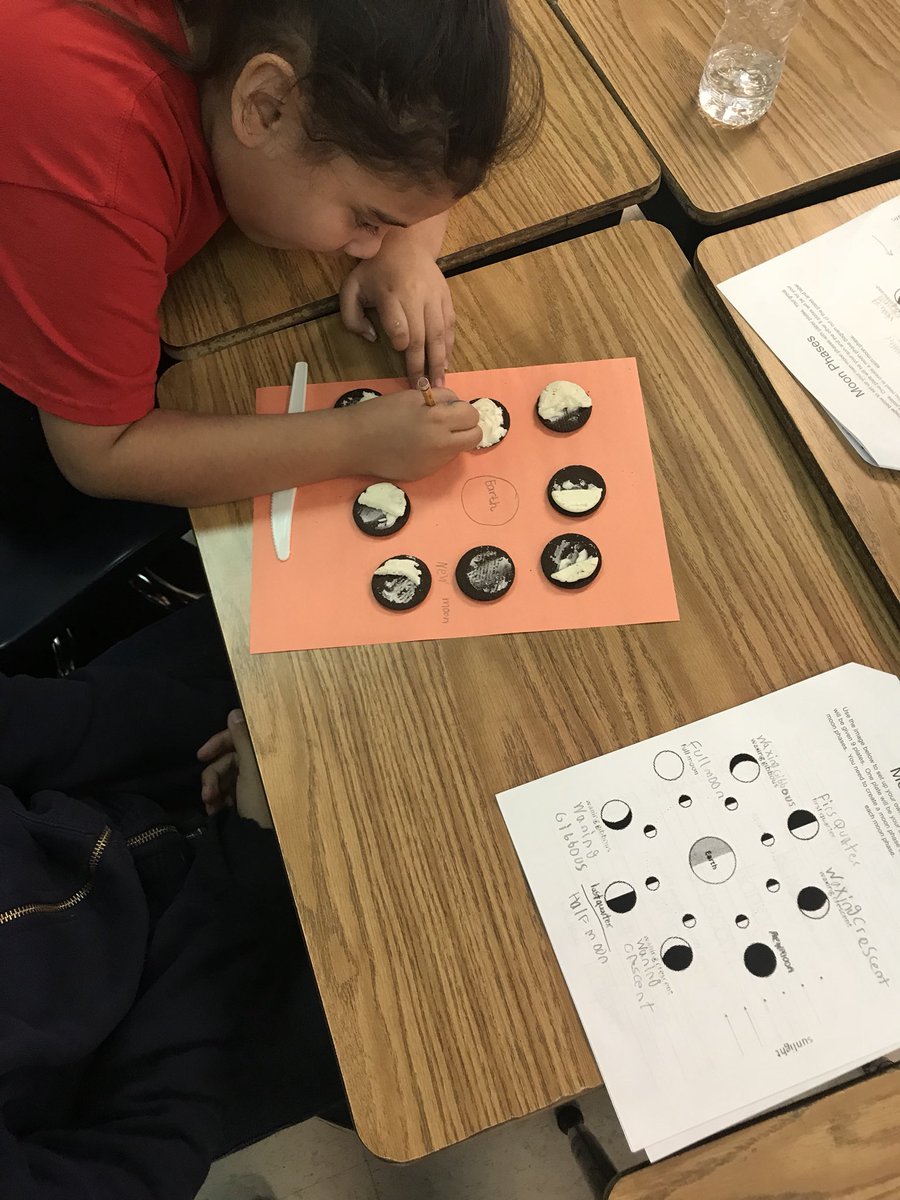 ClassroomLouis's tweet photo. Using Oreos to represent moon phases https://t.co/WfOEdDqNs0