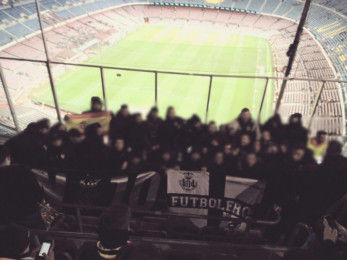 newfansvcf's tweet photo. "Els que no representen a ningú", "Falsos valencianistas, llamarnos como queráis porque nunca nos vamos a rendir! https://t.co/yeoU90byZ8