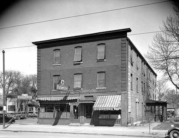 Schoonertavern's tweet photo. Best Neighborhood Bar, Oldest Liquor license, Cheers atmosphere. Drinks Special and #LiveMusic #NoCover #MinneapolisSound #SuperBowl2018 #SuperBowl52 https://t.co/heERYMwwYw