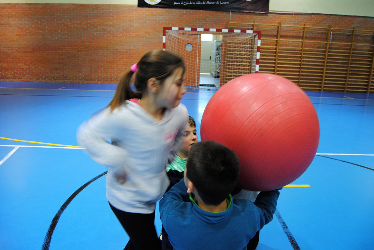 OrtegahOrtega's tweet photo. Los alumnos de 3º E.P. de  #Cervera #LaRioja han conocido el @baloncodo 
#educación #edufis #frikimefs #EF1hdiaria #PhysEd #BeActive @ConOtraCLASE @lacajonera @alvarogar30 @AADedufis @Abramchu @clari_mtez @lariojacom @lariojaorg @cifelarioja https://t.co/62jCuiwe7k