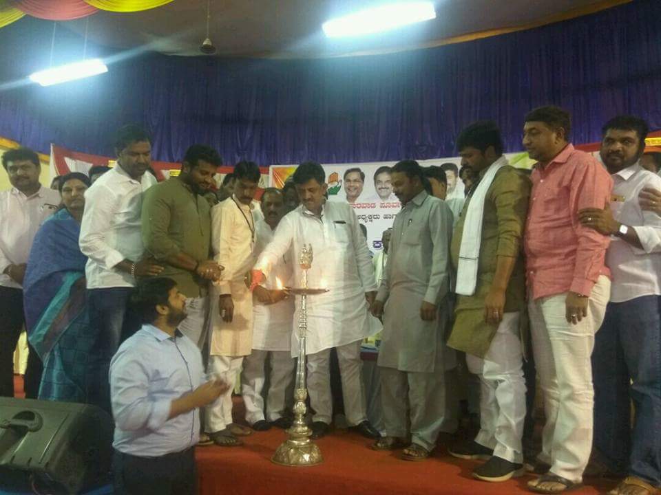 INCHubDwdEast's tweet photo. Today @DKShivakumar @manickamtagore @vinaykulkarniJH participated at a training workshop for Congress BLO & BLA at Hubli on Friday.MLA @prasad_abbayya and other dignitaries were present.
#CongressOnceAgain
@OfficeOfRG @INCKarnataka @dineshgrao @srpatilbagalkot @srivatsayb https://t.co/CGDWE4mBMa